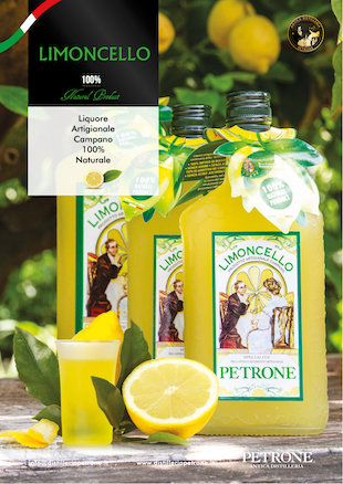 Limoncello 33% Vol.-Liquore- 3 BOTTIGLIE APPOGGIATE SU UN TAVOLO DI LEGNO IN MEZZO AD UN LIMONETO-antica-distilleria-petrone