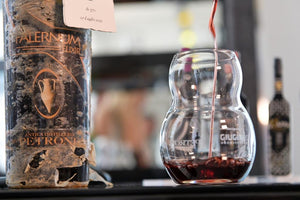 BICCHIERE E BOTTIGLIA DI ELIXIR FALERNUM AFFINATO IN MARE PER 12 MESI DALL'ANTICA DISTILLERIA PETRONE